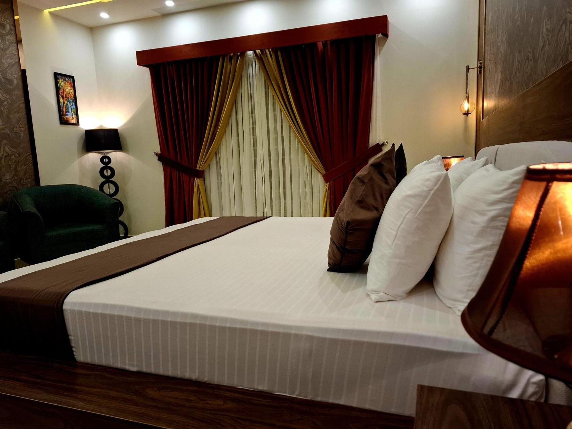 Royal Galaxy Hotel & Residence - Near Islamabad International Airport & Motorway Zewnętrze zdjęcie