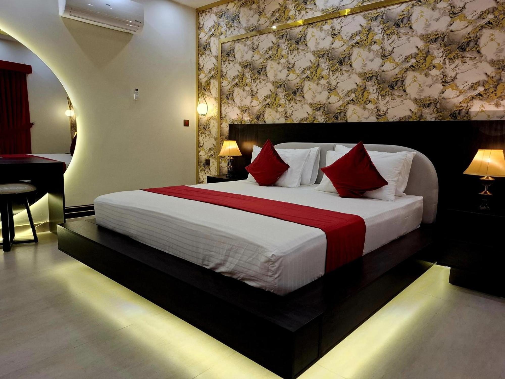 Royal Galaxy Hotel & Residence - Near Islamabad International Airport & Motorway Zewnętrze zdjęcie